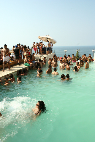 Thursdays pool party at Sun7